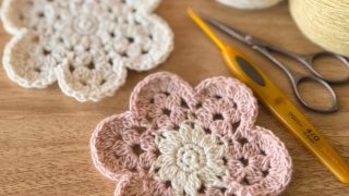 長編み3目の玉編みで編む花のコースター(#doily_030)